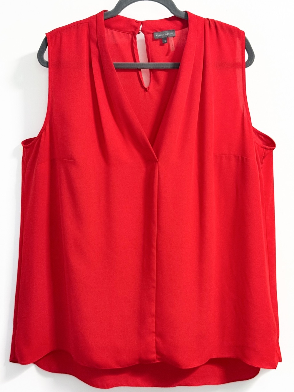 Vince Camuto Women’s Sleeveless V-Neck Blouse 2X Red Keyhole Back